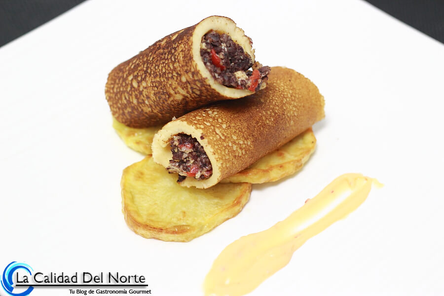 Creps rellenos de morcilla y piquillo