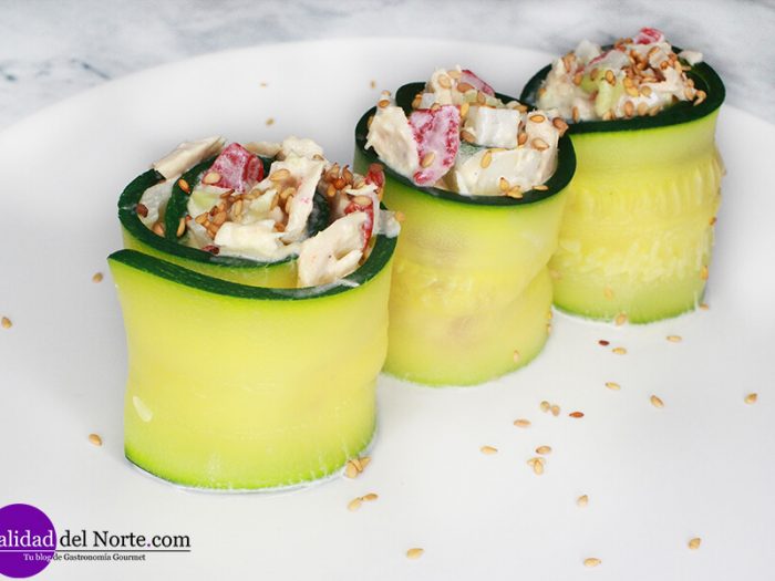 Rollitos de calabacín con bonito, piquillo y aguacate