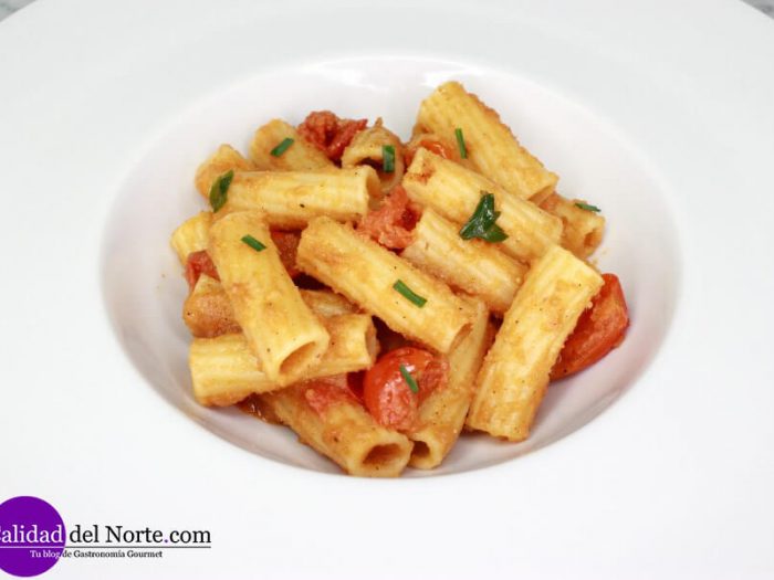 Pasta (tortiglioni) con salsa de anchoas y tomates cherry