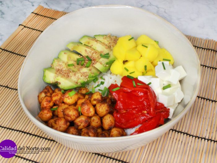 Poke bowl vegetariano de garbanzos especiados, mango, queso y aguacate