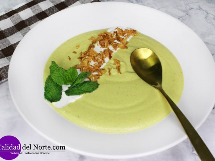 Crema fría de guisantes con yogur y menta